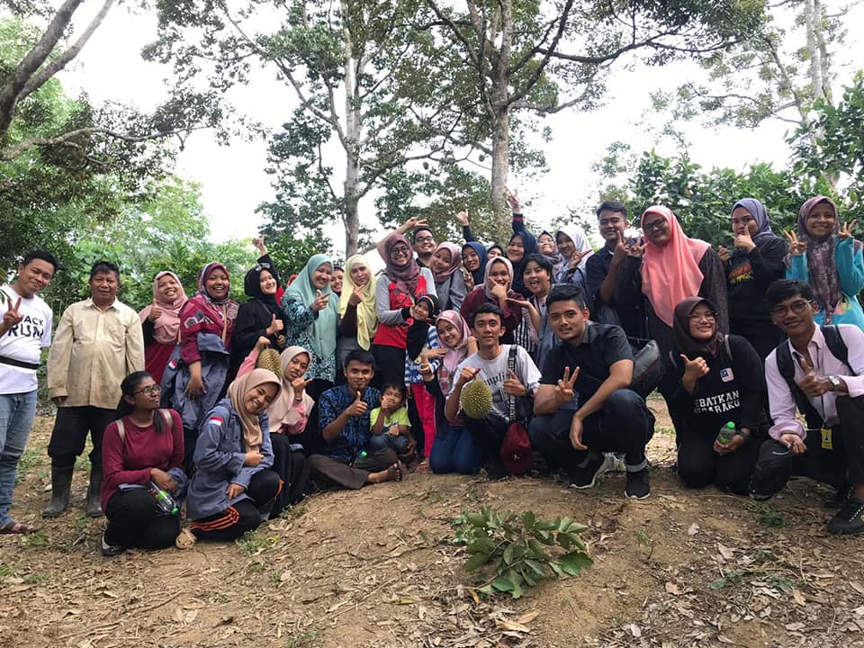 CSR Membersihkan dusun durian di Kampong Paya Rambutan, Pahang